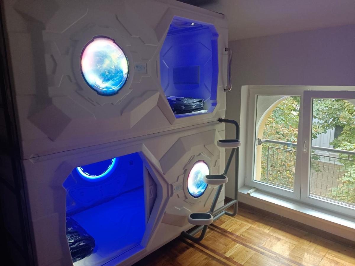 Panda Victor Space Capsule Hostel-Neo Nomad Belgrado Esterno foto