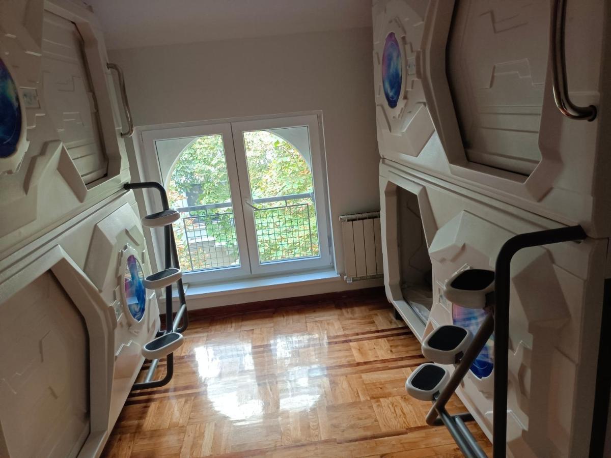 Panda Victor Space Capsule Hostel-Neo Nomad Belgrado Esterno foto
