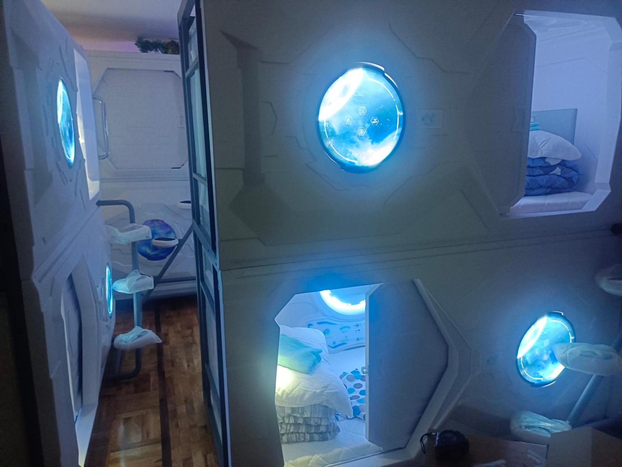 Panda Victor Space Capsule Hostel-Neo Nomad Belgrado Esterno foto